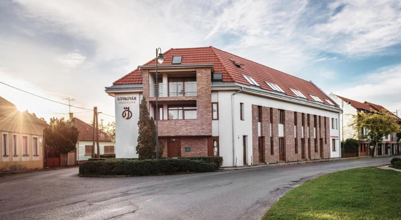 Lovagvar Apartments Гюла Екстериор снимка