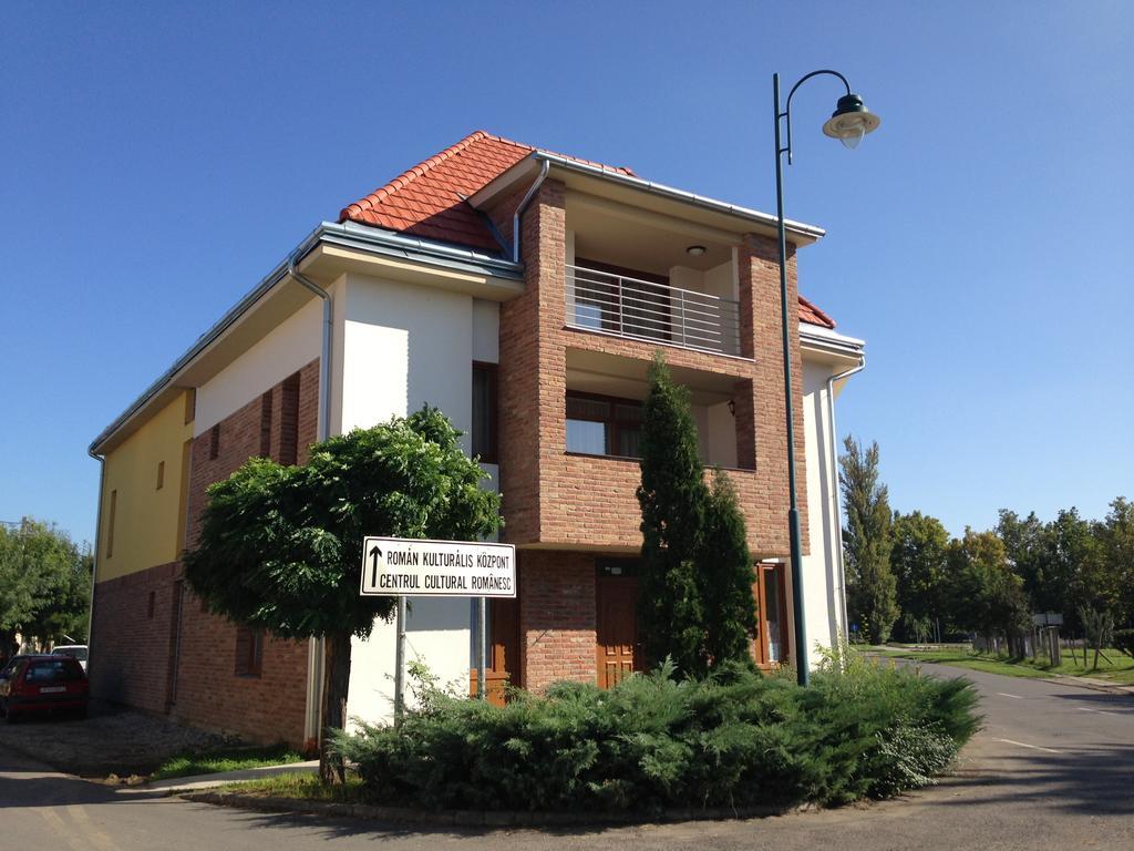 Lovagvar Apartments Гюла Екстериор снимка